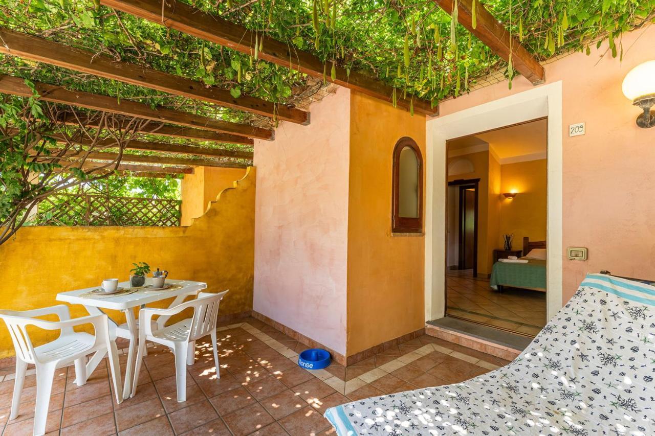 Apartments In Residence With Swimming Pool In Santa Margherita Di Pula, 250 Meters From The Sea Luaran gambar